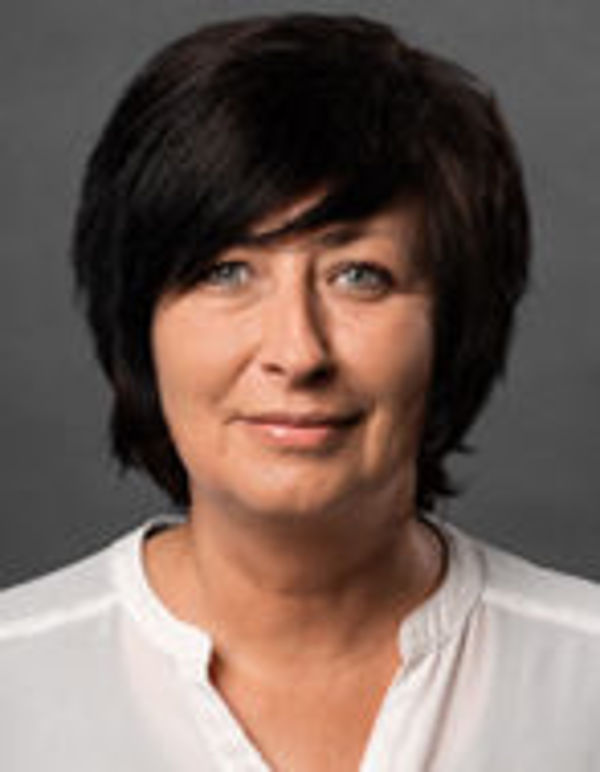 Constanze Thron